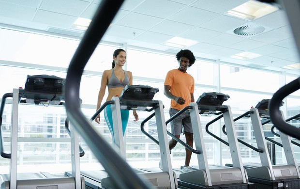 mulher e homem caminhando na esteira na academia eu atleta (Foto: Getty Images)