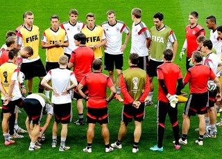 Joaquin Low com jogadores no treino Alemanha no Mineirão (Foto: AP)