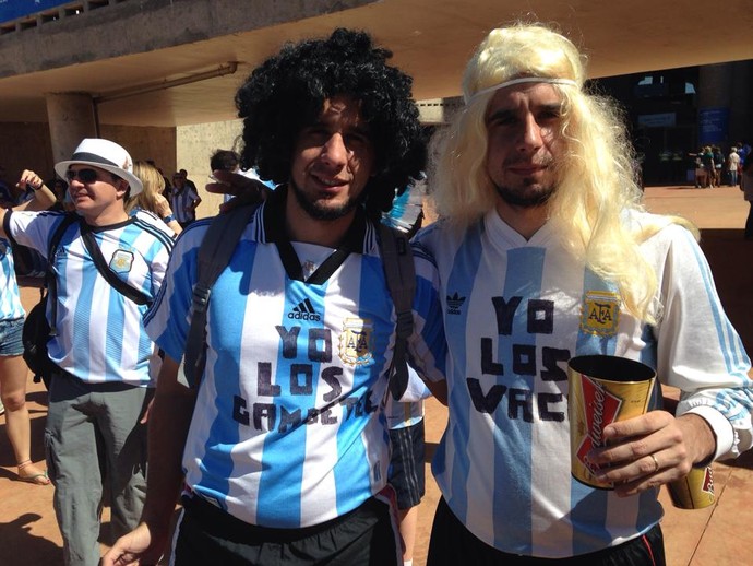 Torcedores fantasiados de Maradona e Caniggia (Foto: Thiago Dias)