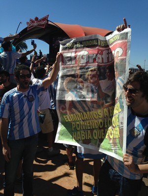 Torcida argentina exibe cartaz sobre Copa de 90 (Foto: Thiago Dias)