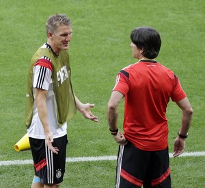 Schweinsteiger e Low treino alemanha mineirão (Foto: AP)