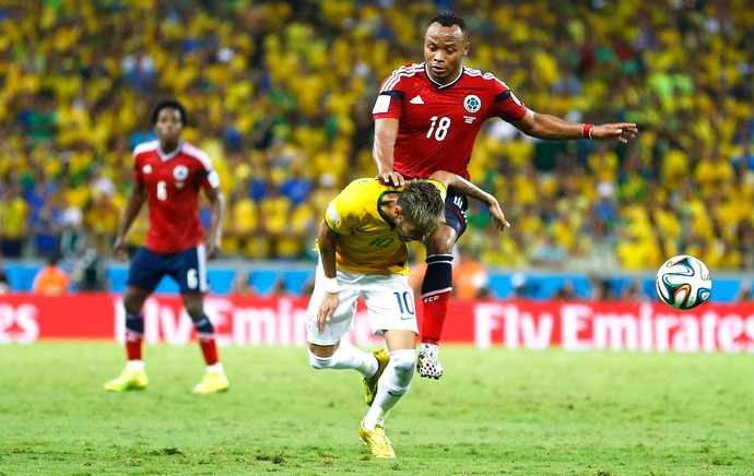 Zuniga entrada em Neymar jogo Brasil x Colômbia (Foto: Reuters)