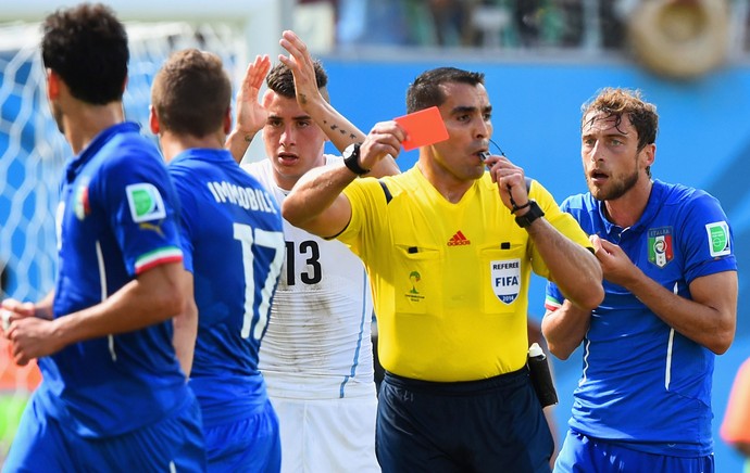 árbitro Marco Rodriguez e Claudio Marchisio Itália x Uruguai (Foto: Getty Images)