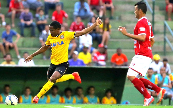 Elias amistoso Corinthians e Uberaba (Foto: Célio Messias / Agencia estado)