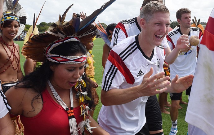 Schweinsteiger em passeio no treino da Alemanha (Foto: AP)