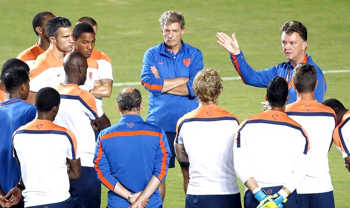 Louis van Gaal com jogadores no treino da Holanda (Foto: EFE)