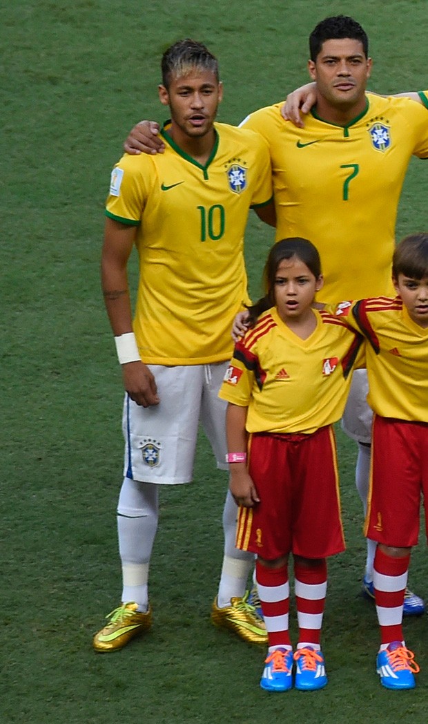 Neymar com torcedora mirim (Foto: AFP)