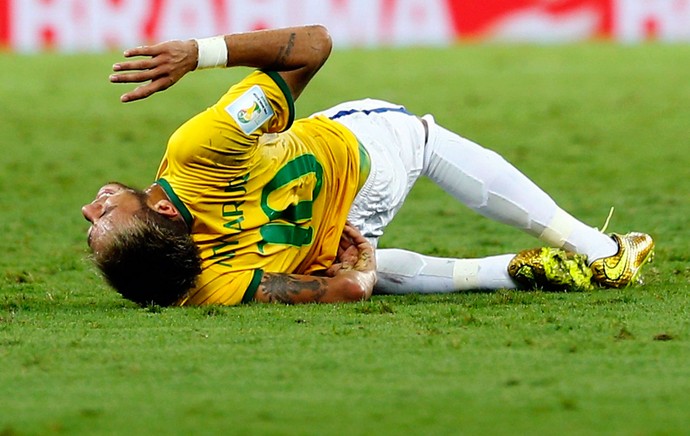 Neymar machucado jogo Brasil x Colômbia (Foto: Reuters)