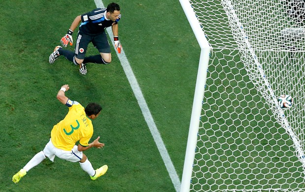 Thiago Silva gol jogo Brasil x Colômbia (Foto: Reuters)