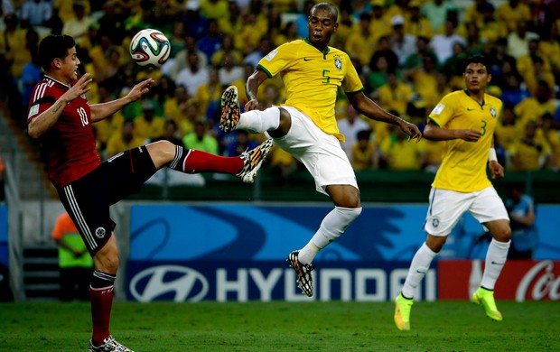 fernandinho brasil  james rodriguez Colômbia Arena Castelão (Foto: Agência Reuters)