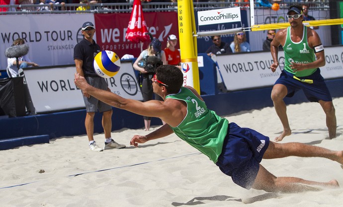 Álvaro Filho se estica para evitar ponto adversário durante o Grand Slam - etapa de vôlei de praia na Noruega (Foto: Divulgação/FIVB)