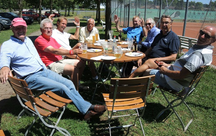 Palh cidade de Thomas Muller - Amigos de Muller reunidos no tênis clube da cidade, Thomas era um bom jogador (Foto: Cassio Barco)