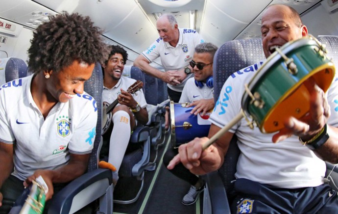 Willian, Dante, Daniel Alves, Paulo Paixão e Felipão Scolari Seleção Brasileira (Foto: Ricardo Stuckert/CBF)