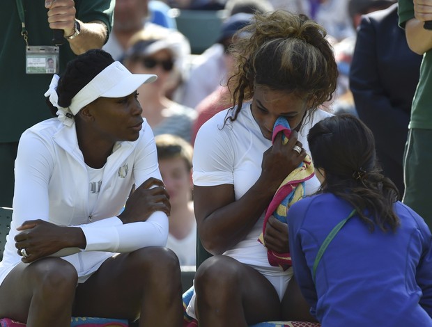 serena williams passa mal nas duplas em wimbledon (Foto: Reuters)