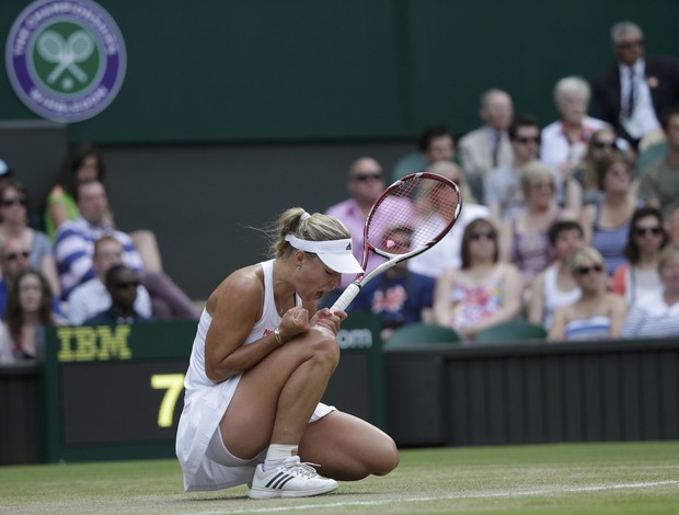 angelique kerber contra maria sharapova em wimbledon (Foto: Reuters)