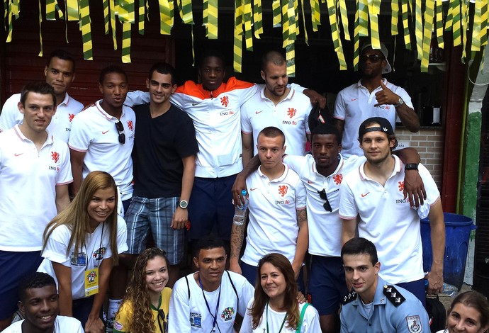 JOgadores Holanda posam com Com pessoas da comunidade DOna Marta (Foto: Alexandre Alliatti)