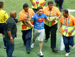 torcedor invade jogo Estados Unidos x Bélgica Arena Fonte Nova (Foto: Getty Images)