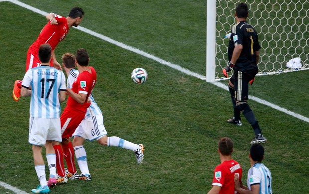 Dzemaili bola na trave argentina x suiça (Foto: Reuters)