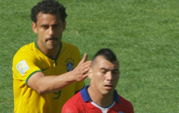 Fred confusão medel Brasil Chile (Foto: Reprodução SporTV)