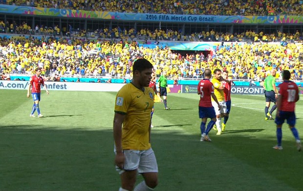 Fred confusão medel Brasil Chile (Foto: Reprodução SporTV)