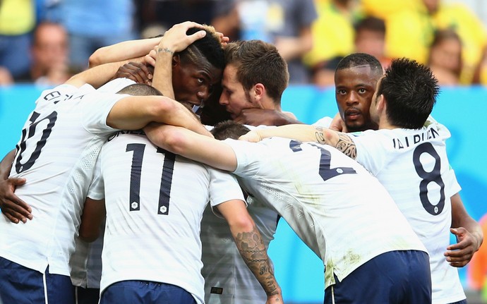 Pogba marca e é reverenciado pelos colegas França x Nigéria (Foto: Getty Images)