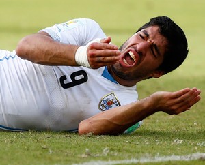 Suarez italia x uruguai (Foto: Reuters)