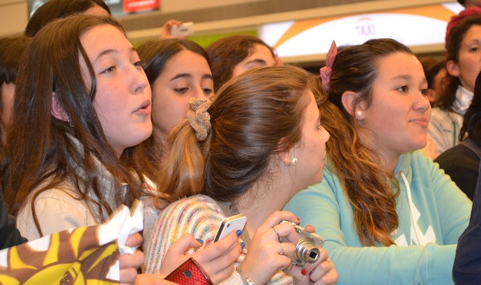 Torcida feminina aguarda chegada do Uruguai (Foto: Amanda Kestelman)