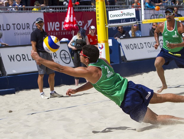 Álvaro Filho se estica para evitar ponto adversário durante o Grand Slam - etapa de vôlei de praia na Noruega (Foto: Divulgação/FIVB)