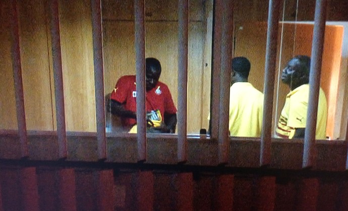 jogadores de Gana recebendo o dinheiro no hotel (Foto: Almir de Queiroz / TV Globo)