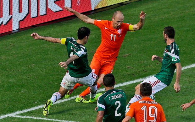 Rafa Marquez México faz pênalti em Robben Holanda Arena Castelão (Foto: Agência AP)