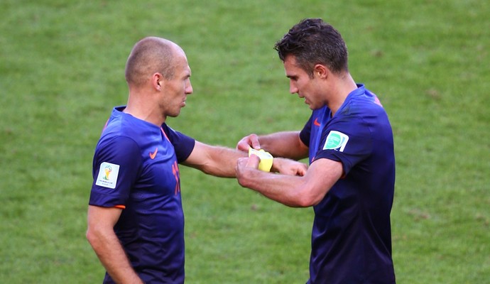 Robben recebe de Robin van Persie a braçadeira de capitão contra a Austrália (Foto: Agência Getty Images)