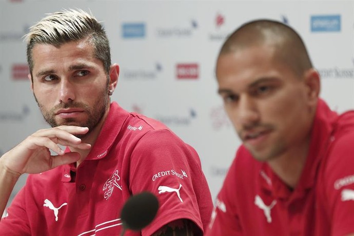 Behrami e Inler coletiva Suíça (Foto: EFE)