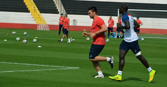 Sakho corre em volta do gramado e não treina com bola (Foto: Cleber Akamine)