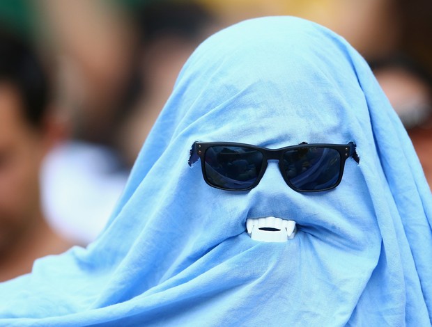 Torcedor vestido de fantasma de 50 com dentes do "vampiro Suárez" (Foto: Gettyimages)