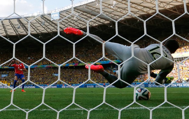 Julio Cesar Alexis Sanchez brasil x chile (Foto: AP)