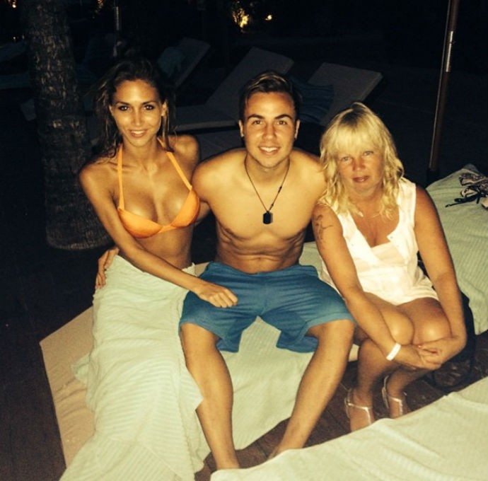 Götze com a namorada e a mãe na Bahia (Foto: Reprodução Instagram)