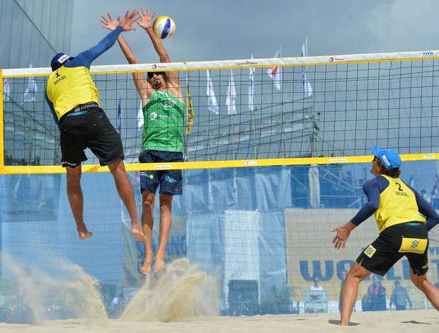 Emanuel e Pedro Solberg em ação no Grand Slam de Stavanger (Foto: Divulgação/FIVB)