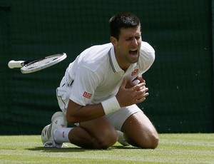 novak djokovic machuca o ombro contra simon em wimbledon (Foto: Reuters)