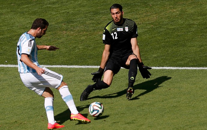 Higuain Alireza Haghighi  Argentina x Irã (Foto: Reuters)