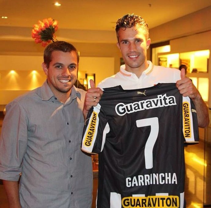 Van Persie recebe camisa do botafogo (Foto: Reprodução Instagram)