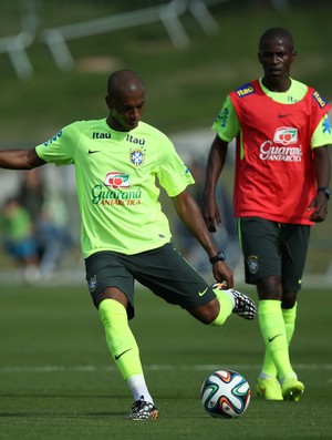 Fernandinho no treino da Seleção (Foto: Mowa Press)