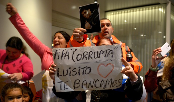 suarez aeroporto torcida (Foto: AP)