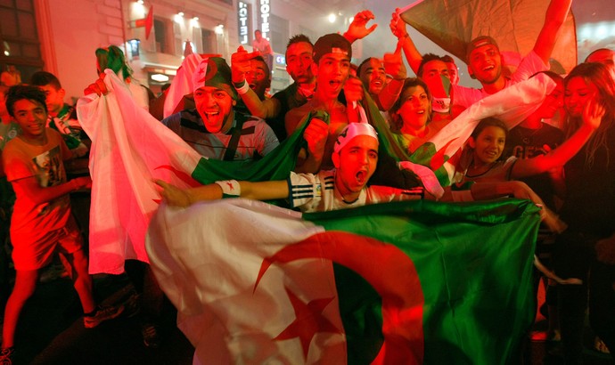 festa de argelinos nas ruas da França (Foto: AP)