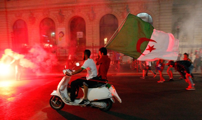 festa de argelinos nas ruas da França (Foto: AP)