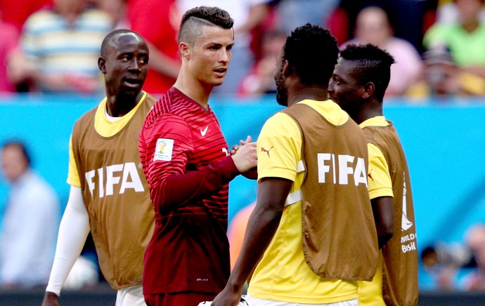 Cristiano Ronaldo com jogadores de Gana após eliminação (Foto: Getty Images)