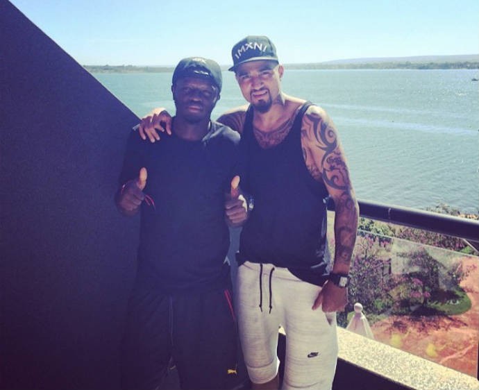 Boateng posa com Muntari  (Foto: Reprodução)