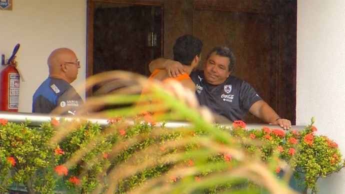 Antes de deixar concentração do Uruguai, Suárez é consolado por membro da comissão técnica em hotel de Natal (Foto: Reprodução/Inter TV Cabugi)