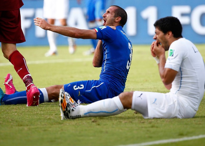 Chiellini Suarez italia x uruguai (Foto: Reuters)