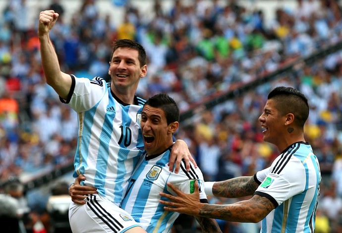 Lionel Messi comemora gol com Angel di Maria e Marcos Rojo Argentina x Nigéria Porto Alegre Copa do Mundo 2014  (Foto: Getty Images)