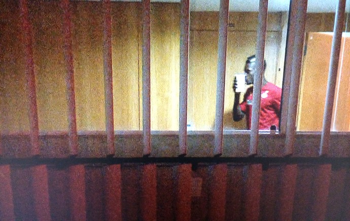 jogadores de Gana recebendo o dinheiro no hotel (Foto: Almir de Queiroz / TV Globo)